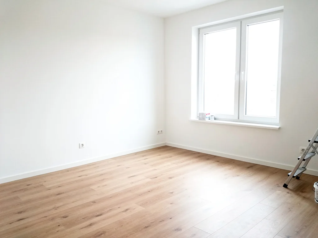 Salon rénové aux murs isolés par l'intérieur, prêts à peindre